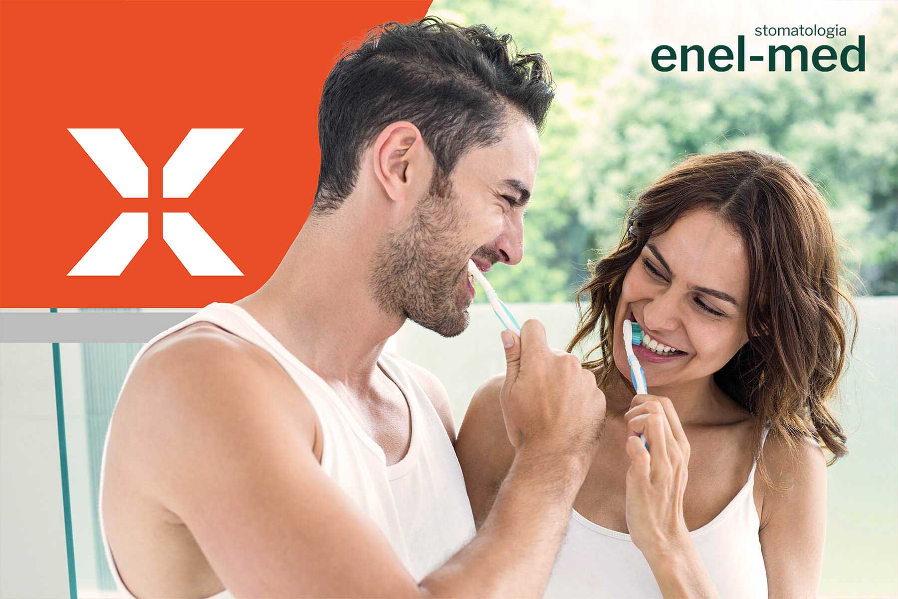 Elmex - para uśmiechająca się i myjąca zęby Elmex - para uśmiechająca się i myjąca zęby