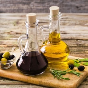 Butelki z oliwą z oliwek i octem balsamicznym