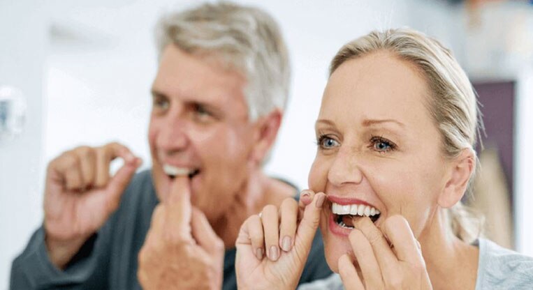 Jaka jest różnica między woskowaną a niewoskowaną nicią dentystyczną?