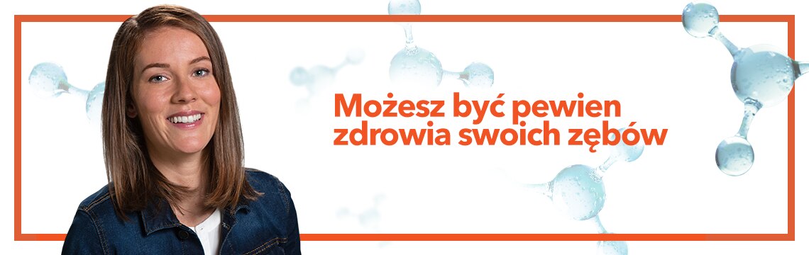 uśmiechnięta kobieta pokazuje zęby